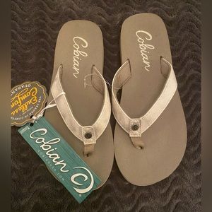 Cobian champagne colored flip flops size 6